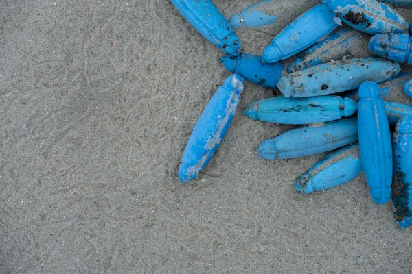 Sahilde eski mavi plastik şamandıra. — Stok fotoğraf