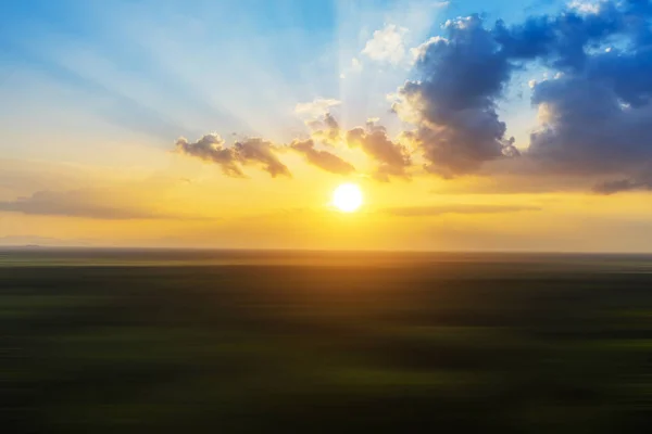 Захід сонця небо з хмарами і сонячним світлом — стокове фото