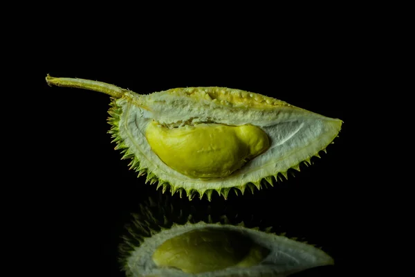 Närbild av Durian i svart bakgrund. — Stockfoto