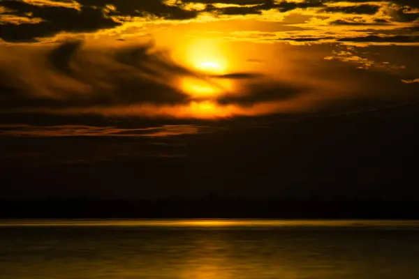 Céu de pôr do sol no lago com nuvem de chuva . — Fotografia de Stock