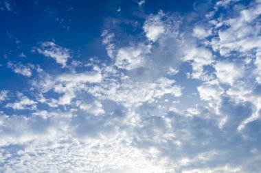 Mavi gökyüzü arka planında beyaz bulut.