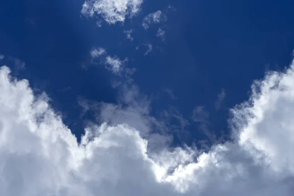 Nube blanca en el fondo del cielo azul. — Foto de Stock