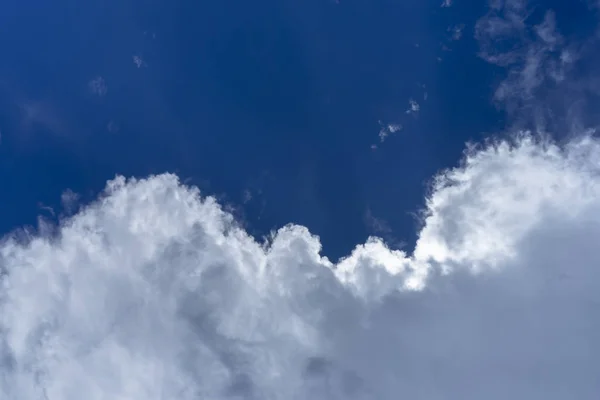 Weiße Wolke auf blauem Himmel. — Stockfoto