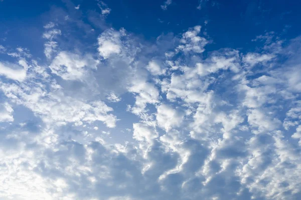 Nuvola bianca sullo sfondo del cielo blu. — Foto Stock