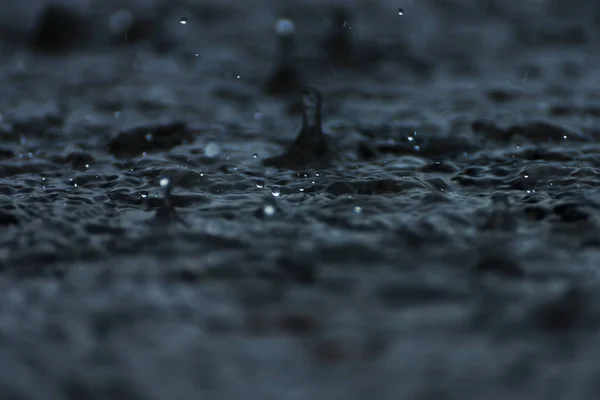 Regen fällt in der Regenzeit auf den Boden. — Stockfoto