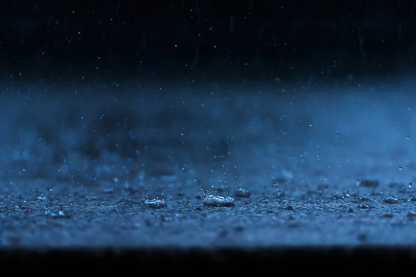 Chuva cai no chão na estação das chuvas. — Fotografia de Stock