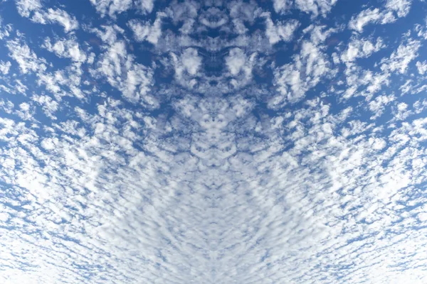 푸른 하늘 배경에 있는 먹구름. — 스톡 사진
