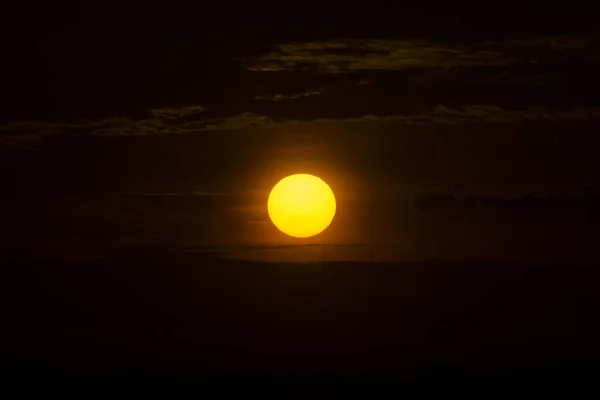 Mjuk Sol i solnedgången himmel i Dark Sky bakgrund. — Stockfoto