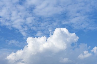 Mavi gökyüzü arka planında beyaz bulut.