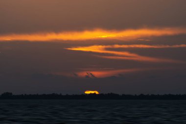 Altın saatte gölde bulut ile Big Sunset.