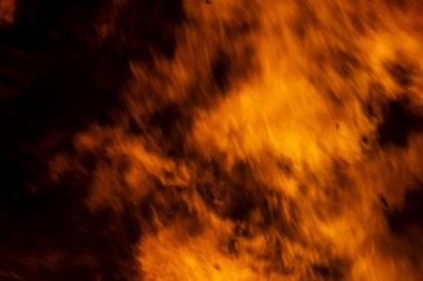 Alevler karanlık içinde hareket