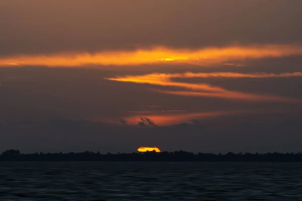 Großer Sonnenuntergang mit Wolke am See in goldener Stunde. — Stockfoto