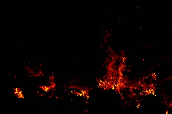 The sparkle of the flames in the dark background. — Stock Photo, Image