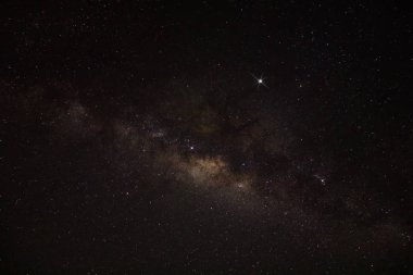 Gürültü ve tahıl ile karanlık gece de gece gökyüzü.