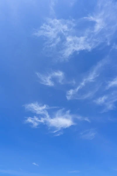 Белое облако на фоне голубого неба. — стоковое фото