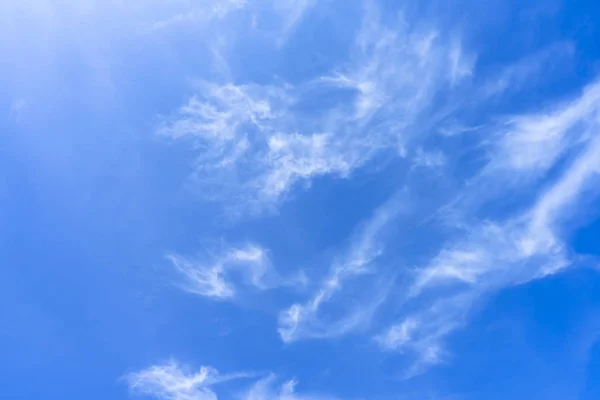 Weiße Wolke auf blauem Himmel. — Stockfoto