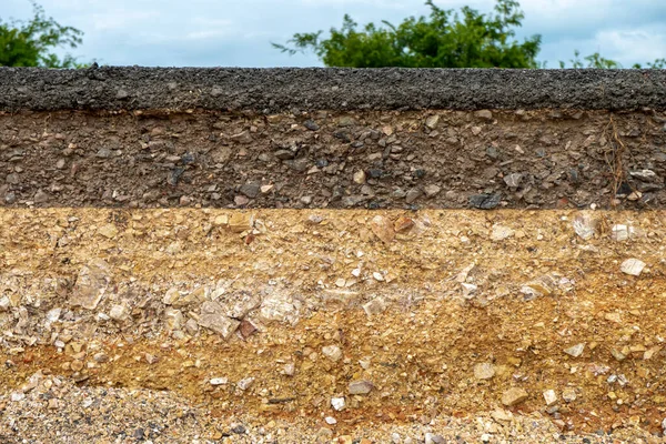 Στρώμα Του Ασφαλτοστρωμένου Δρόμου Χώμα Και Βράχο Εστιασμένη Εικόνα — Φωτογραφία Αρχείου