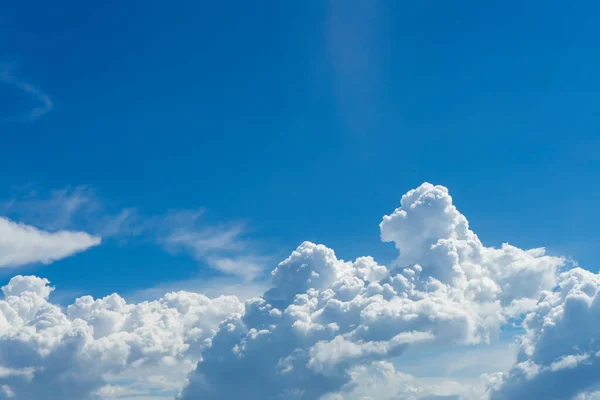 Grande Nuvem Branca Céu Com Céu Azul — Fotografia de Stock