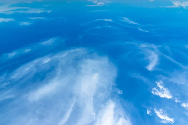 青空を背景に白い雲 — ストック写真