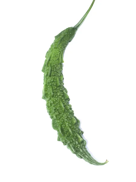 在白色背景下 关闭苦瓜 卡利拉果 Momordica Charantia 的绿色果实 — 图库照片