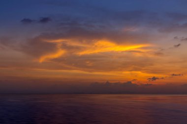 Gölde altın çağda gün batımında gökyüzünde renk bulutu.