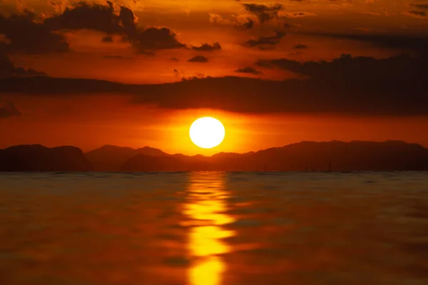 Céu Pôr Sol Com Nuvem Montanha Silhueta Lago Tempo Dourado — Fotografia de Stock