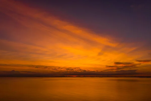 Céu Hora Dourada Lago Com Nuvens Cor — Fotografia de Stock