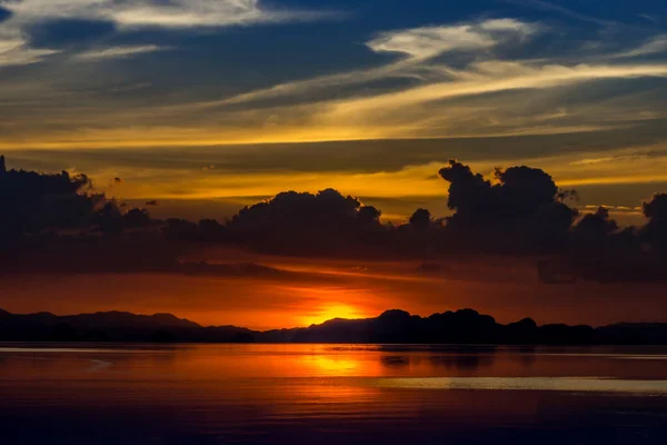 Cielo Del Atardecer Con Nubes Silueta Lago Tiempo Dorado — Foto de Stock