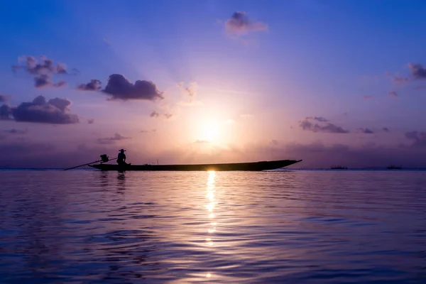 Silhueta Pescador Barco Pesca Lago Com Luz Solar — Fotografia de Stock