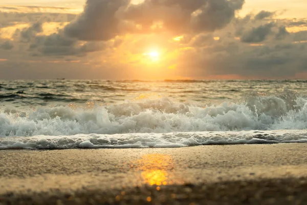 海の風景 朝の日の出とビーチの柔らかい波 — ストック写真
