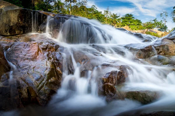泰国森林中的小瀑布和水动石子 — 图库照片