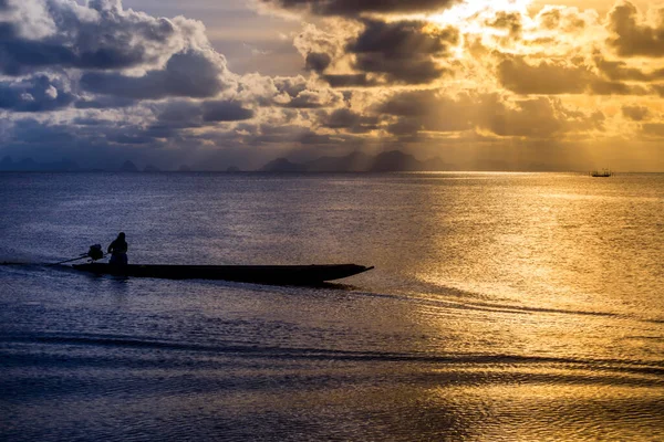 Silhouette Del Pescatore Della Barca Pesca Sul Lago Con Luce — Foto Stock