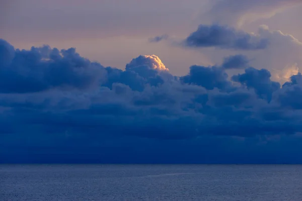 Seelandschaft Mit Wolken Der Regenzeit Blauer Stunde — Stockfoto