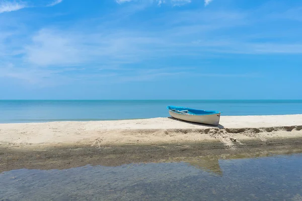 Один Човен Пляжі Фоном Неба — стокове фото