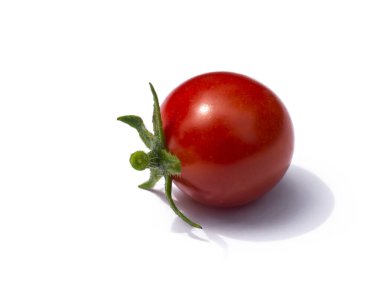 Beyaz arka plandaki domatesi kapat. (Lycopersicon esculentum Mill.)