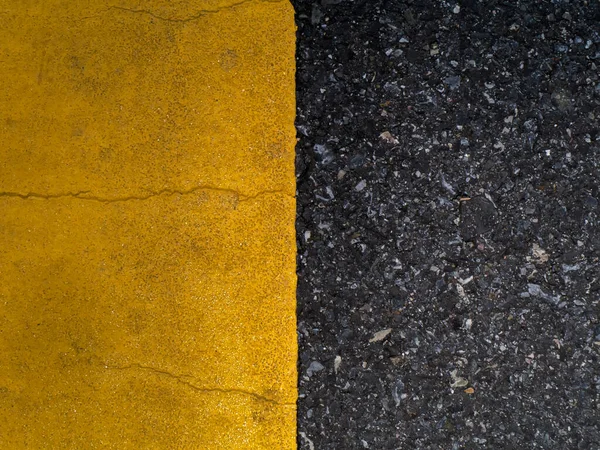 Fechar Linhas Tráfego Amarelo Fundo Estrada Asfalto Escuro — Fotografia de Stock