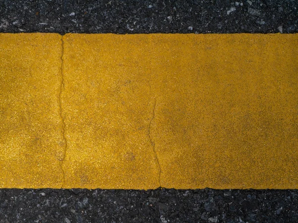 Fechar Linhas Tráfego Amarelo Fundo Estrada Asfalto Escuro — Fotografia de Stock