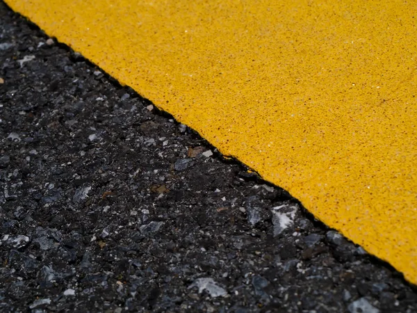 Fechar Linhas Tráfego Amarelo Fundo Estrada Asfalto Escuro — Fotografia de Stock