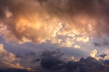 Gökyüzündeki bulutlar arka planda ışıkla.