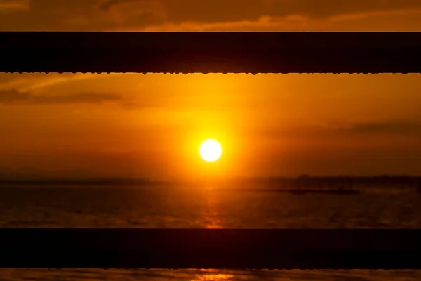 Silhouet Hek Met Wazige Zonsondergang Hemel Wolken Gouden Tijd Aan — Stockfoto