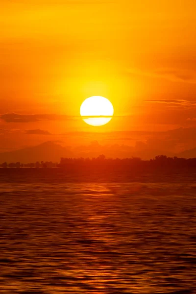 Verticale Afbeelding Van Grote Zon Zonsondergang Hemel Bij Het Meer — Stockfoto