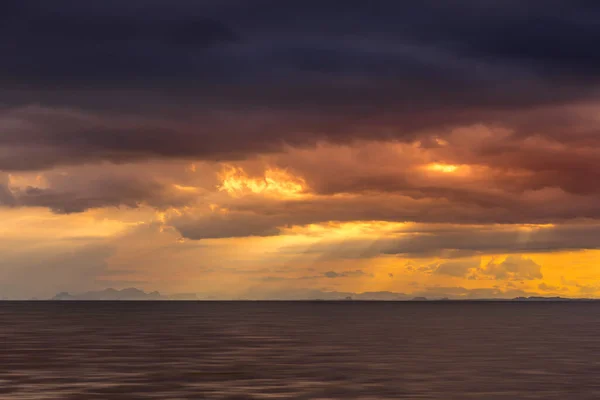 Meereslandschaft Und Wolken Der Regenzeit Mit Sonneneinstrahlung Und Wellenbewegung — Stockfoto
