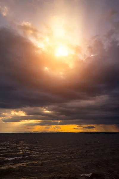 雨季阳光下的海景和云彩 — 图库照片