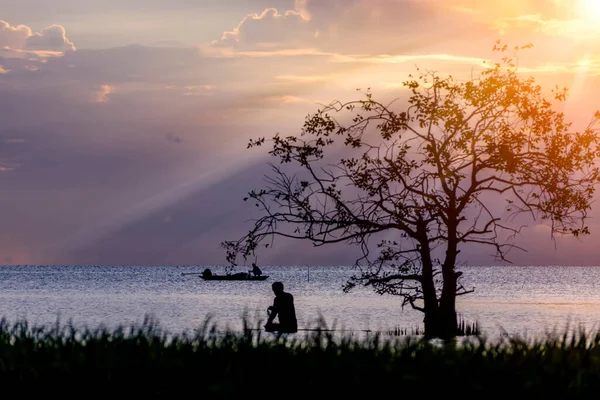 Силуэт Деревьев Рыбаков Озере Восходом Солнца — стоковое фото
