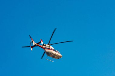 yüksek mavi gökyüzünde uçan helikopter