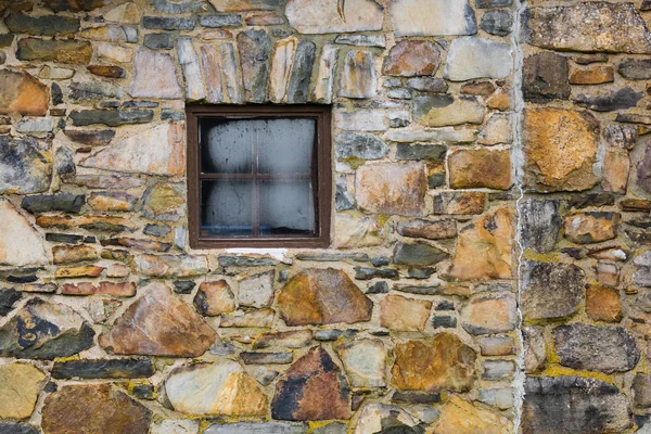 Vieux Mur Bâtiment Pierre Avec Fenêtre Carrée Givrée Photos De Stock Libres De Droits