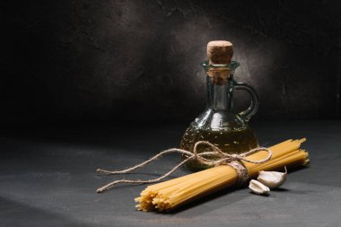 şişe Siyah Zeytin yağı ve sarımsak ile ham spagetti