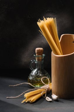 şişe Siyah Zeytin yağı ve sarımsak ile ham spagetti demet