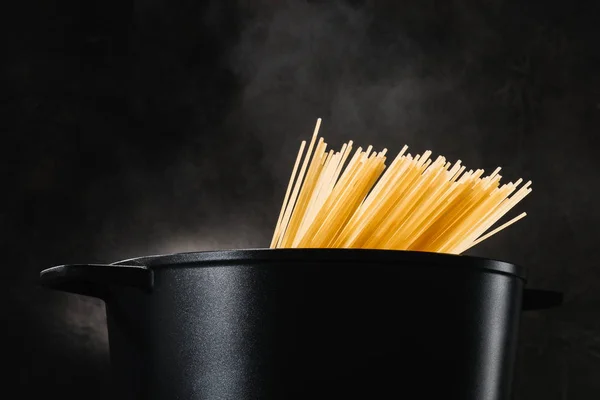 Spaghetti Kochen Schwarzer Pfanne Auf Dunklem Hintergrund — Stockfoto