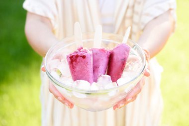 Kadın holding kase berry buz ile açılır